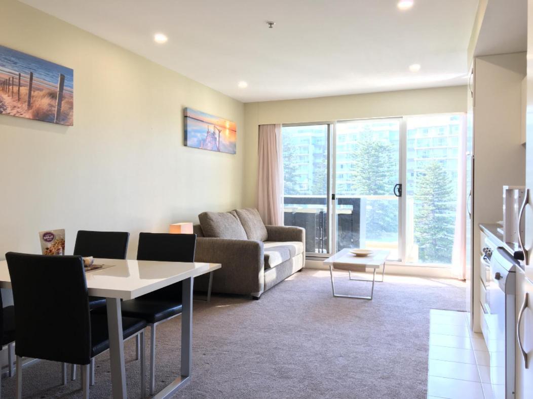 Beachside Luxury Apartments One & Two Bedroom In Beachfront Oaks Pier Building Glenelg Ngoại thất bức ảnh